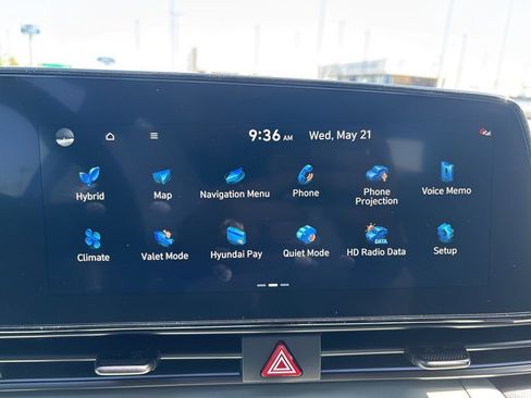 New 2025 Hyundai Elantra Limited image 18