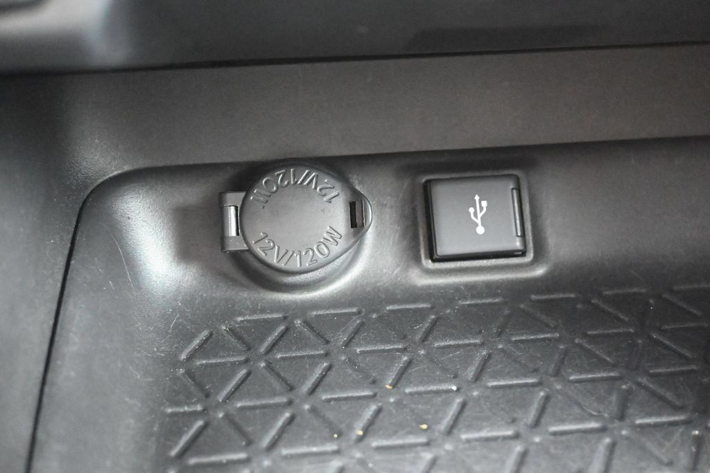 Used 2021 Toyota RAV4 XLE AWD/4WD image 24