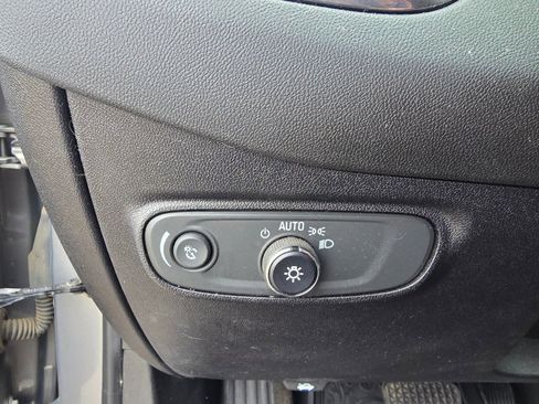 Used 2018 Chevrolet Equinox LT image 18