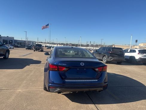 Certified 2021 Nissan Altima 2.5 SR w/ SR Premium Package image 9