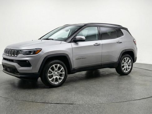 Used 2025 Jeep Compass Limited image 3