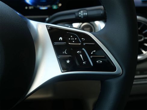 Used 2025 Mercedes-Benz EQB 300 4MATIC image 22