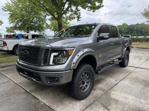 Used 2019 Nissan Titan SV w/ SV Convenience Package AWD/4WD image 3