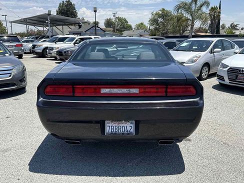Used 2013 Dodge Challenger SXT RWD image 3