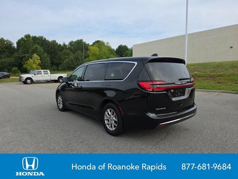 Used 2024 Chrysler Pacifica Touring-L FWD image 3