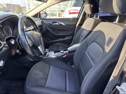 Used 2017 INFINITI QX30 image 16