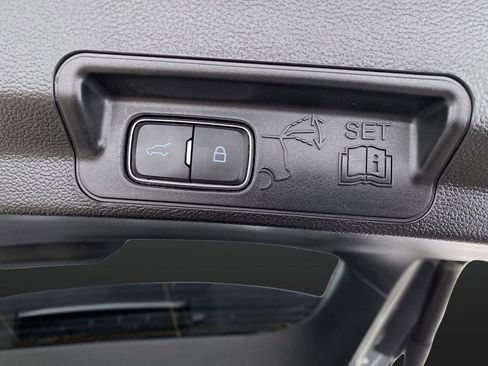 Used 2020 Ford Explorer XLT image 15