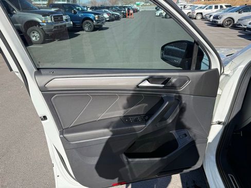 Used 2022 Volkswagen Tiguan SE R-Line image 11