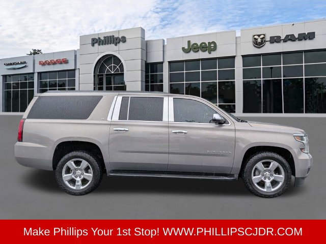 Used 2017 Chevrolet Suburban LT w/ Luxury Package RWD image 2
