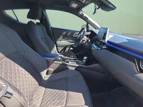 Used 2021 Toyota C-HR XLE image 40