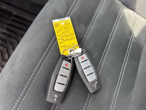 Used 2025 Mitsubishi Outlander SE FWD image 34