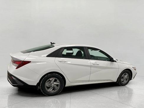 New 2026 Hyundai Elantra SE image 2