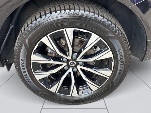 Used 2023 Volvo XC60 B5 Plus FWD image 11