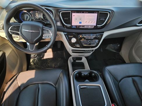 Used 2023 Chrysler Pacifica Touring-L FWD image 26