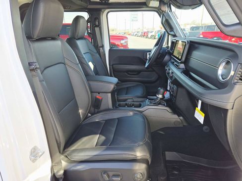 New 2026 Jeep Gladiator Sport AWD/4WD image 17