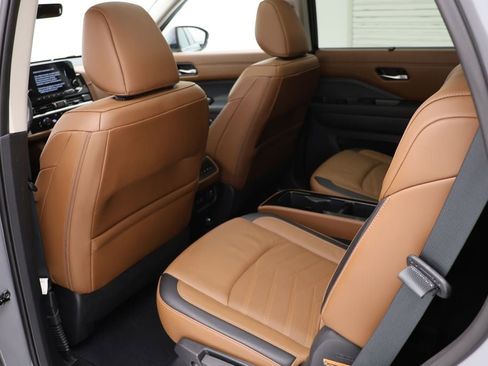 Used 2024 Nissan Pathfinder Platinum image 12