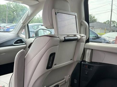 Used 2018 Chrysler Pacifica Limited w/ Advanced Safetytec Group FWD image 25