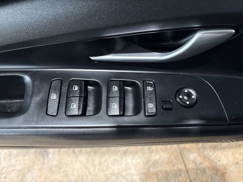 Used 2023 Hyundai Elantra Limited image 13