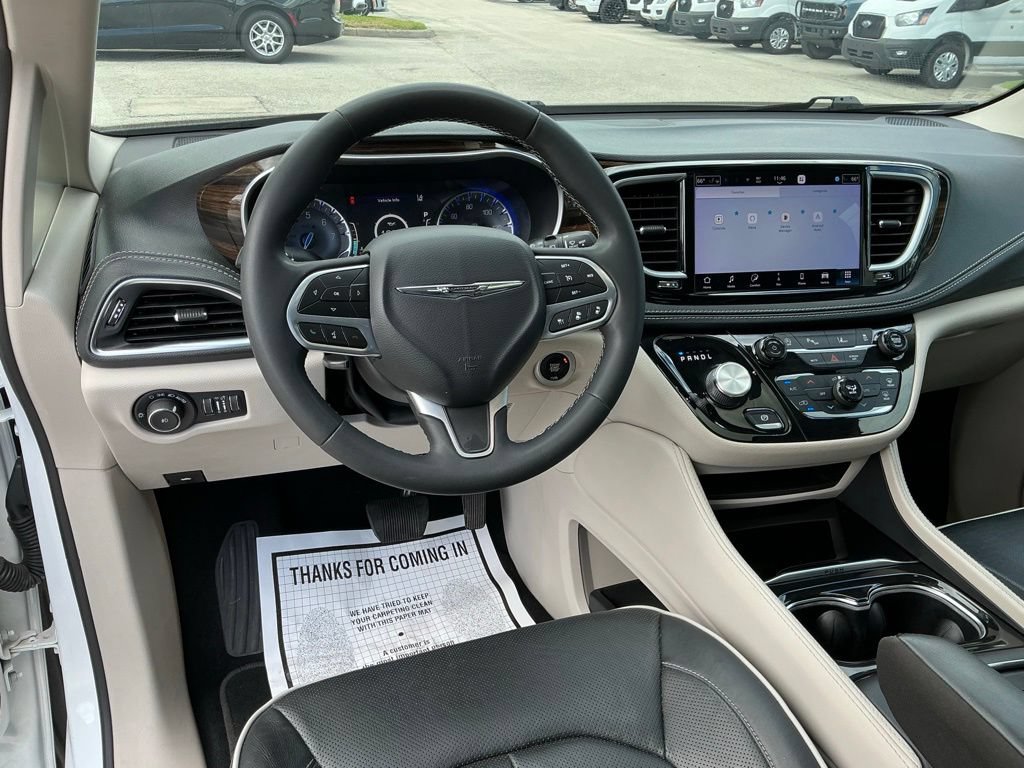 Used 2023 Chrysler Pacifica Limited FWD image 29