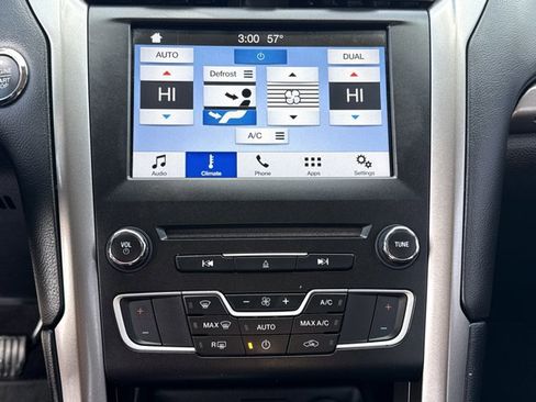 Used 2017 Ford Fusion SE w/ Fusion SE Technology Package image 15