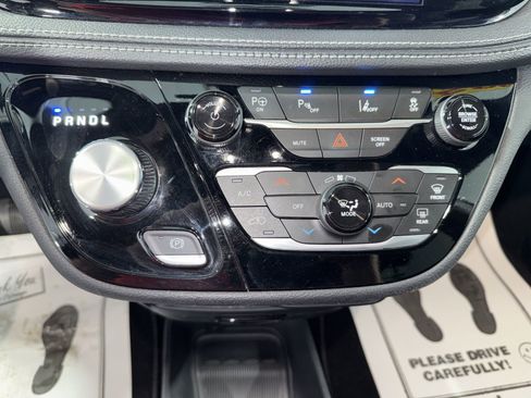 Used 2024 Chrysler Pacifica Select image 30