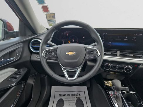 Used 2025 Chevrolet Trax LT w/ LT Convenience Package image 12