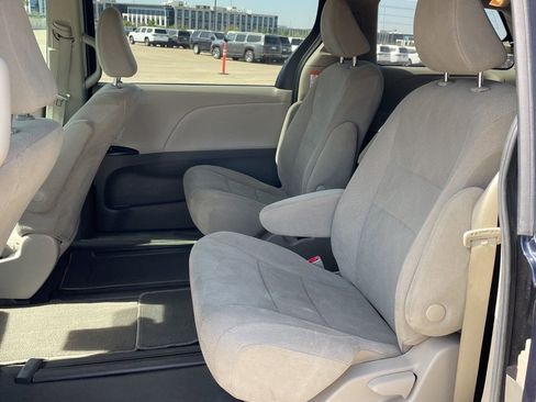 Used 2020 Toyota Sienna L image 4
