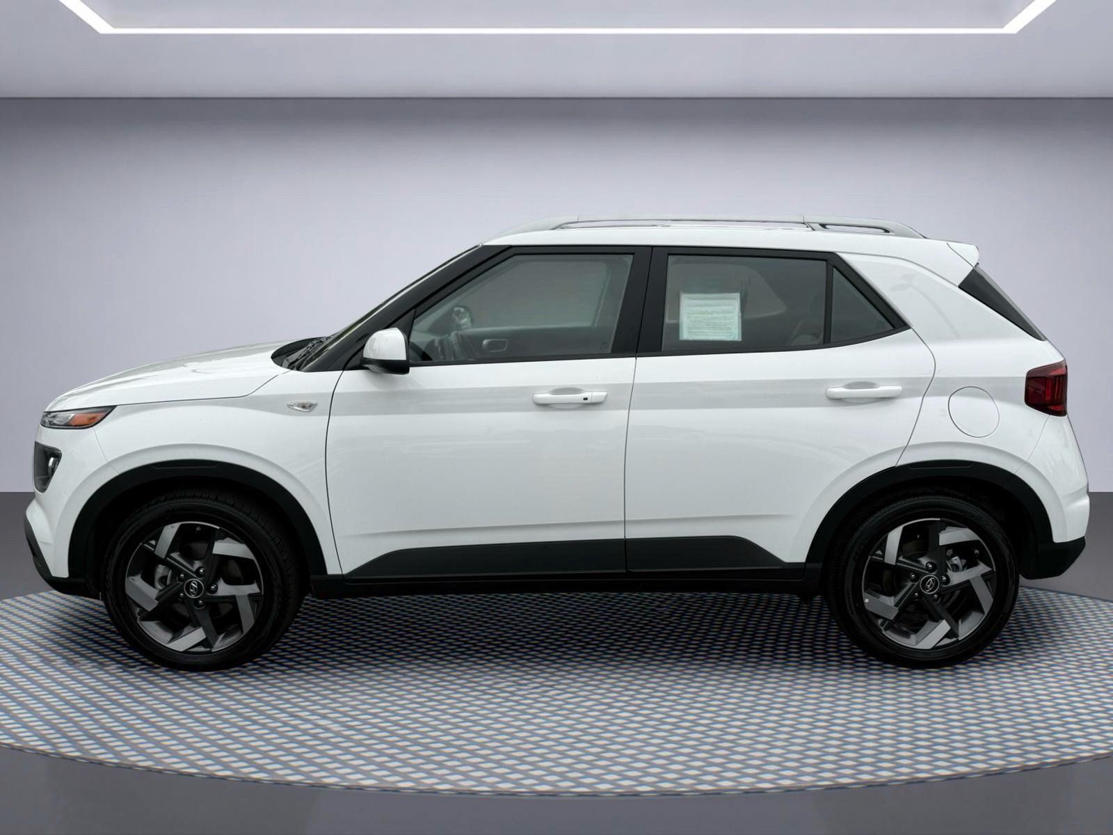 Used 2025 Hyundai Venue SEL FWD image 3