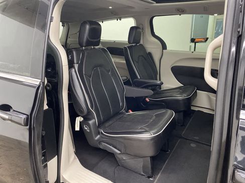 Used 2023 Chrysler Pacifica Limited image 18