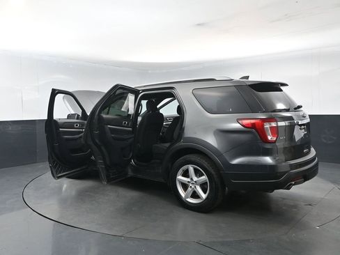 Used 2018 Ford Explorer XLT image 32