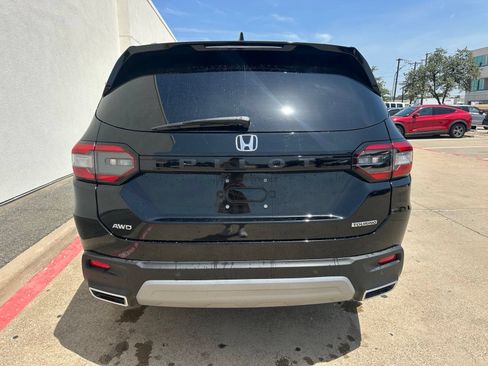 Used 2025 Honda Pilot Touring image 6