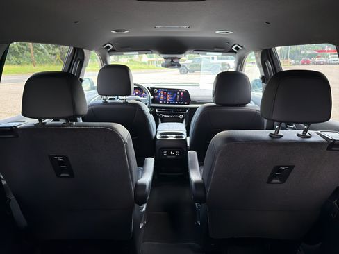 Used 2025 Chevrolet Traverse LT FWD image 15