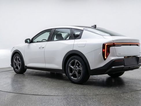 Used 2025 Kia K4 LXS FWD image 6