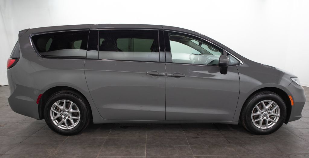 Used 2023 Chrysler Pacifica Touring-L FWD image 17