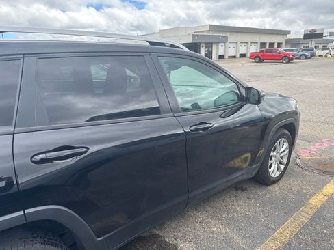 Used 2021 Jeep Cherokee Latitude FWD image 11