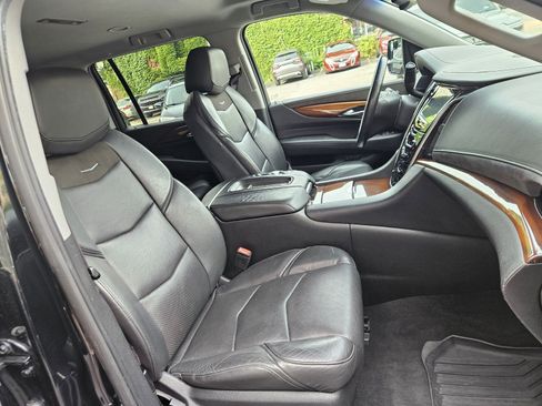 Used 2017 Cadillac Escalade ESV 4WD image 29