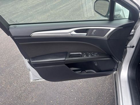 Used 2019 Ford Fusion SE FWD image 9