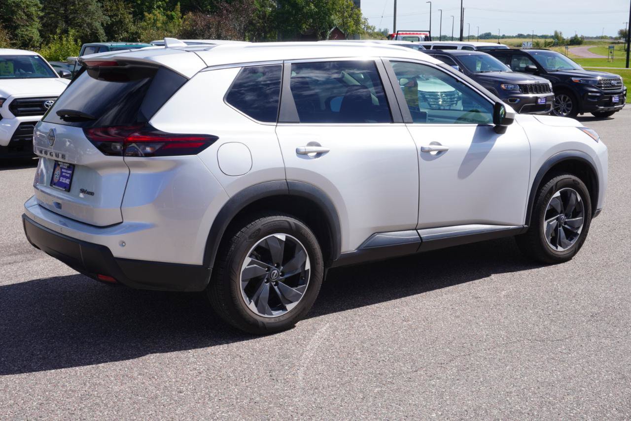 Used 2024 Nissan Rogue SV w/ SV Premium Package AWD/4WD image 5