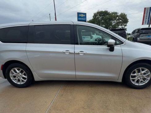Used 2023 Chrysler Voyager LX FWD image 9