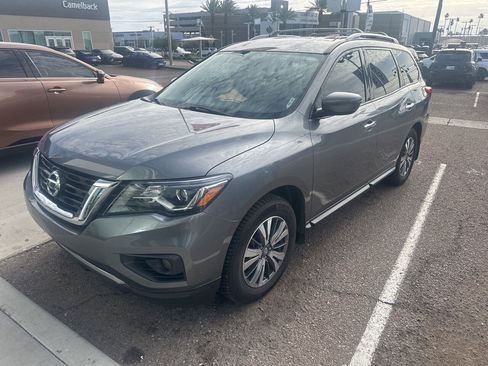 Used 2017 Nissan Pathfinder SV image 3