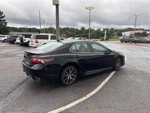 Used 2021 Toyota Camry SE FWD image 3