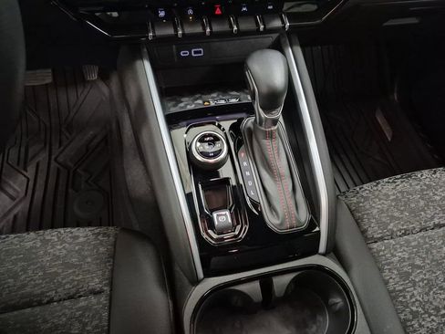 Used 2024 Chevrolet Colorado Z71 w/ Z71 Convenience Package 2 image 16