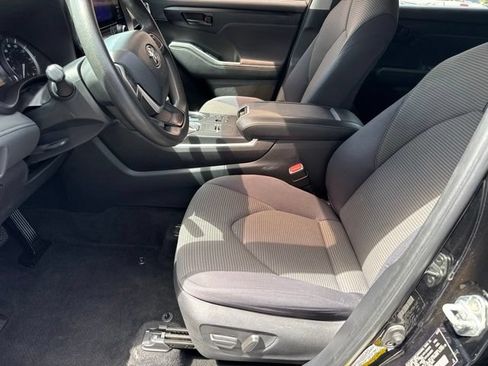 Used 2023 Toyota Highlander L FWD image 8