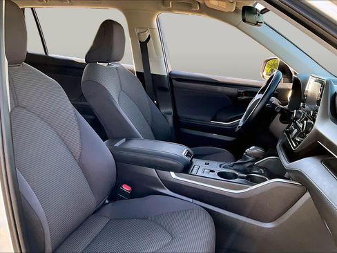 Used 2021 Toyota Highlander LE AWD/4WD image 8