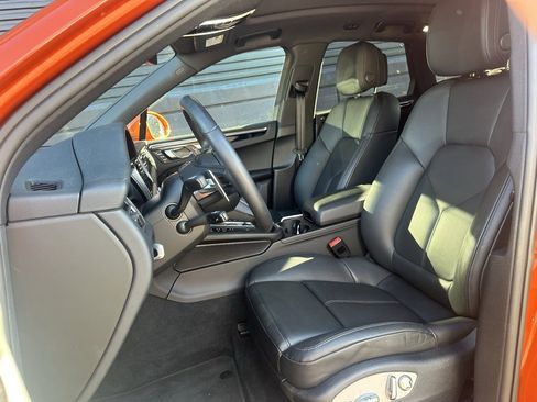 Certified 2025 Porsche Macan image 5