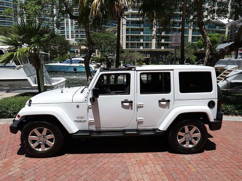 Used 2017 Jeep Wrangler Unlimited Sahara w/ Connectivity Group AWD/4WD image 26