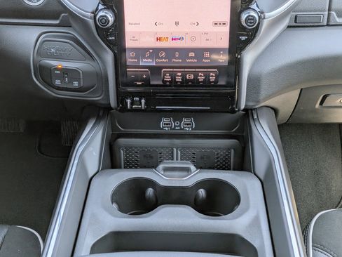 New 2026 RAM 2500 Laramie AWD/4WD image 18