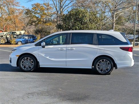 New 2026 Honda Odyssey Touring image 9