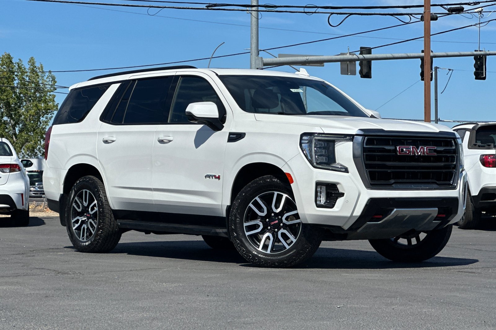 Used 2024 GMC Yukon AT4 w/ Technology Package AWD/4WD image 2