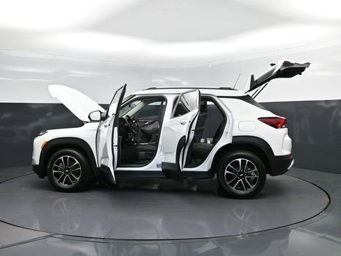 New 2026 Chevrolet TrailBlazer LT w/ LT Cold Weather Package FWD image 46